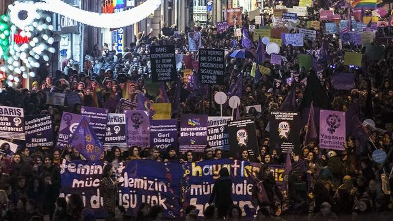 Kadınlar şiddete dur demek için sokağa çıkıyor