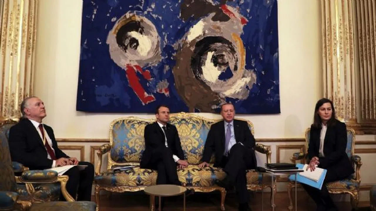 Elysee Sarayı’nda gerilim: “Sen FETÖ ağzıyla konuşuyorsun”
