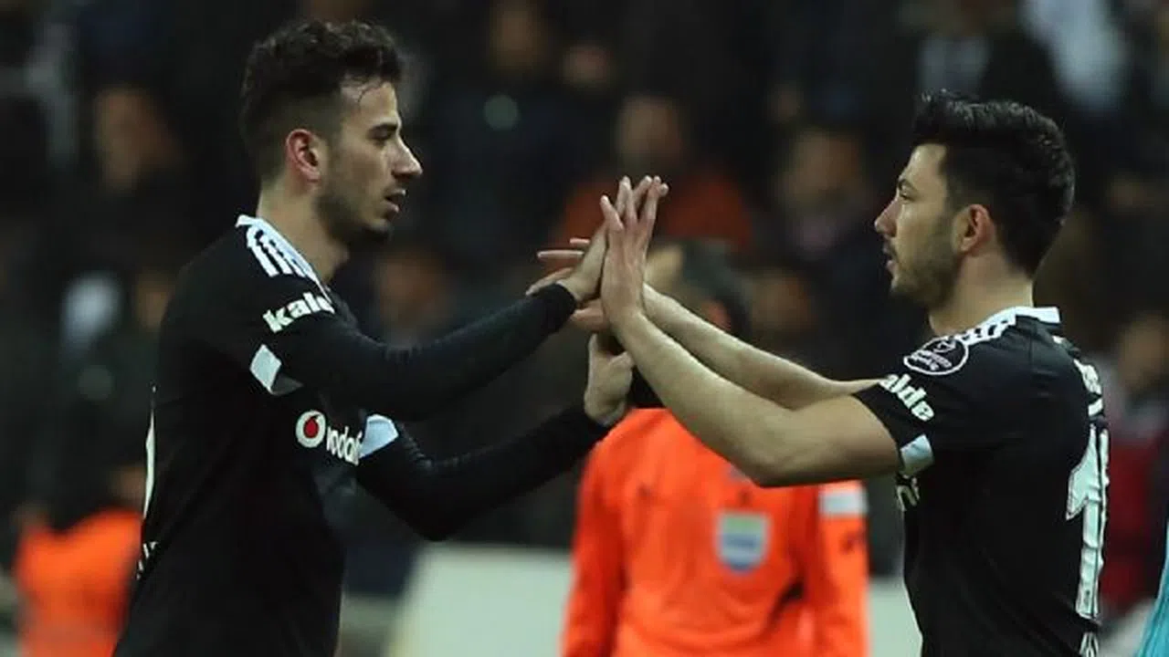 Beşiktaş'ta TL krizi iki futbolcu kabul etmedi