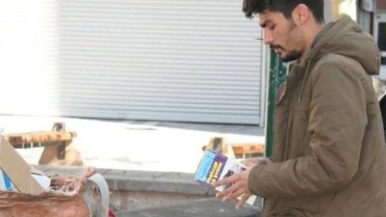 Çöp toplarken bulduğu kitap hayatını kurtardı