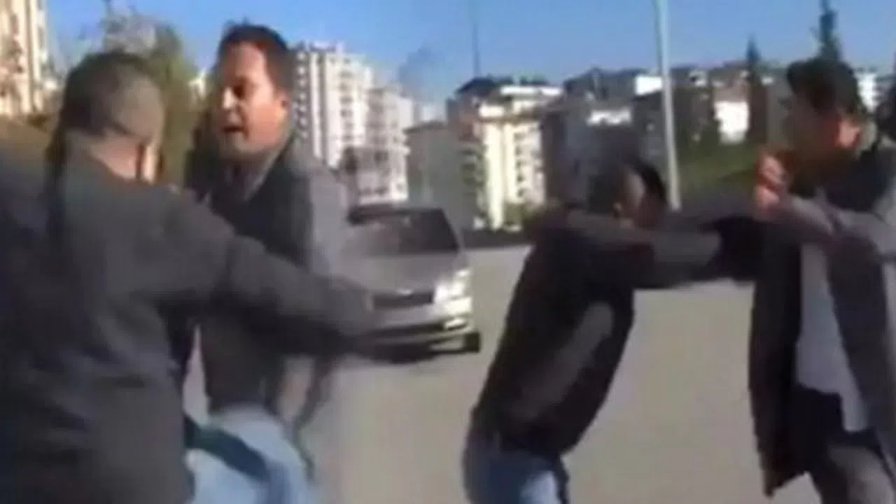 Beyaz TV muhabiri sürücüden tekme tokat dayak yedi