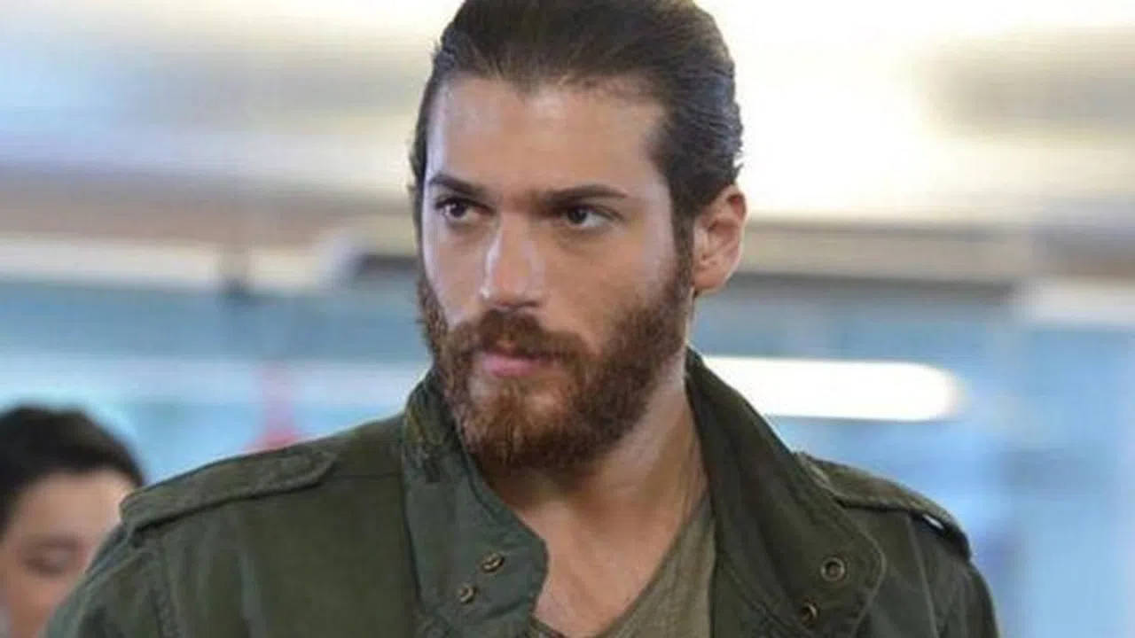 Can Yaman'ın annesi kardeşi gibi kimdir kaç yaşında?