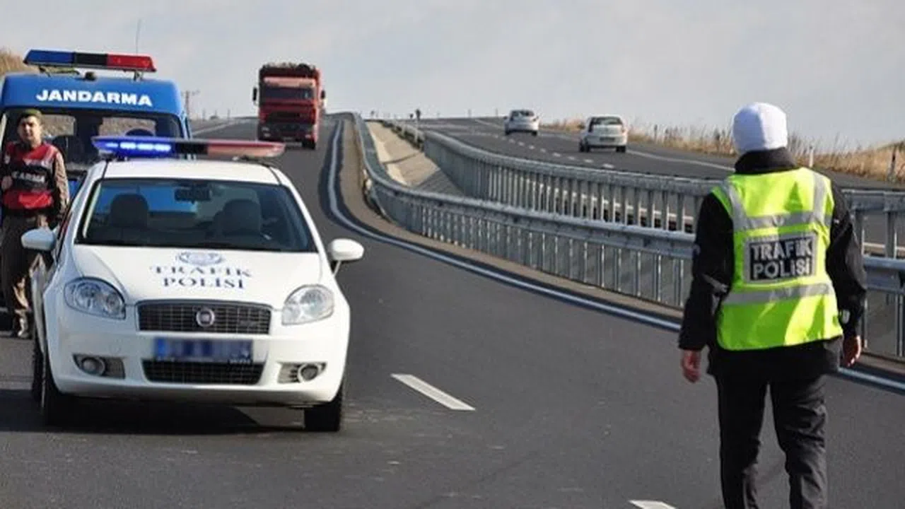 Emniyet müdürünün kızına ceza kesen polise ödül verildi
