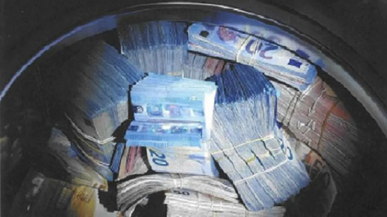 Çamaşır makinasından 350 bin euro çıktı