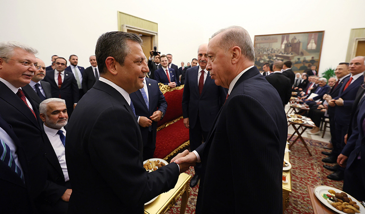 CHP'de Eski ve Yeni Yönetim Karşı Karşıya