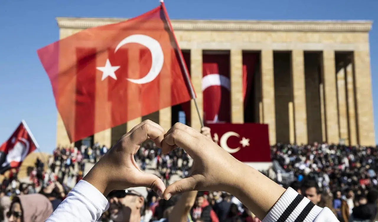 Coşkulu 29 Ekim Kutlamaları ve Siyasilerin Özel Mesajları