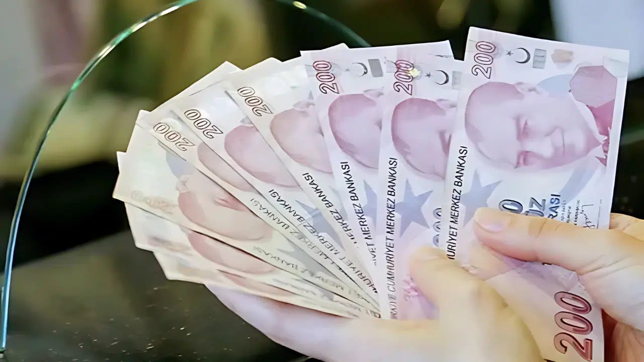 Emekliye Bayram Müjdesi, İkramiye Farkları Hesaplara Yatıyor