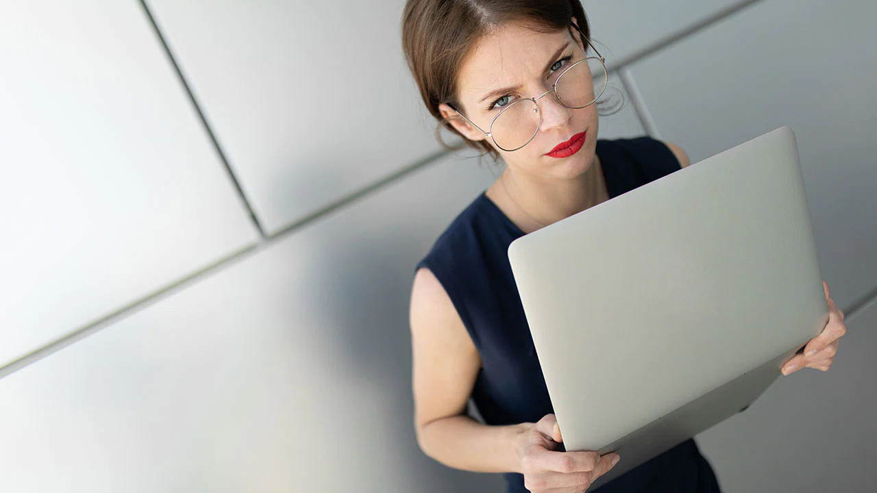 Kadınlar Dijital Dünyada Görünürlük ile Güvenlik Arasında Sıkışıyor