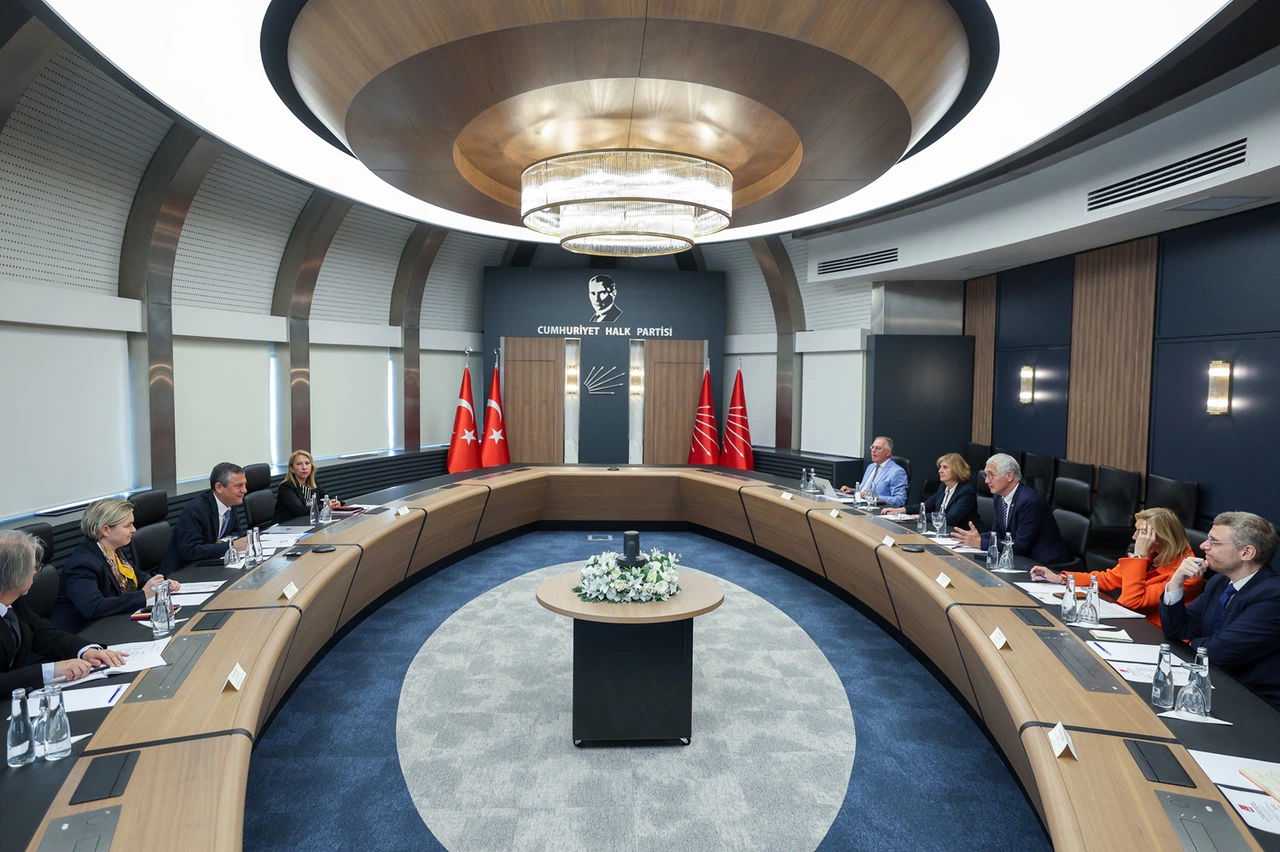 Özgür Özel, Fransız senatörleri CHP'de ağırladı