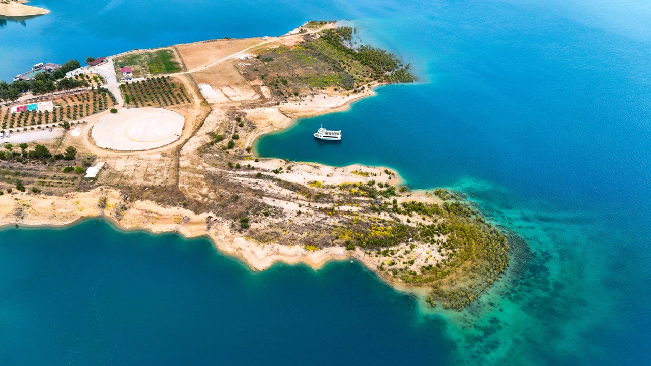 Ermenek Baraj Gölü turkuaz rengiyle büyülüyor