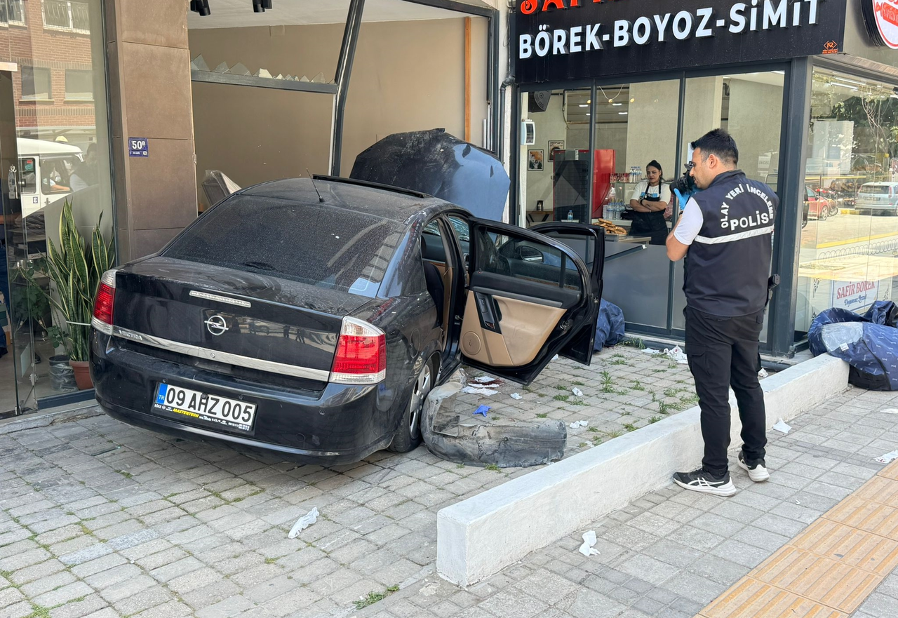 Aydın’da kontrolden çıkan araç mobilya mağazasına daldı