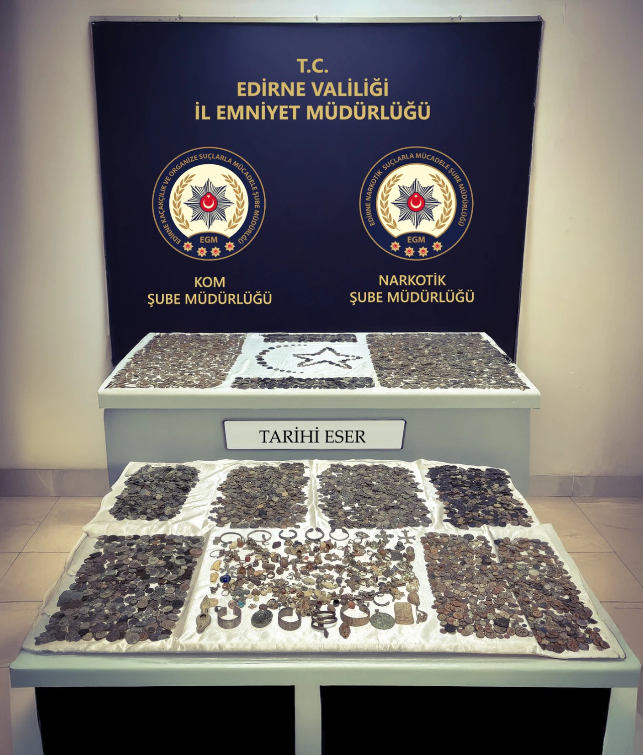 Sınır kapısında binlerce sikke ve obje yakalandı