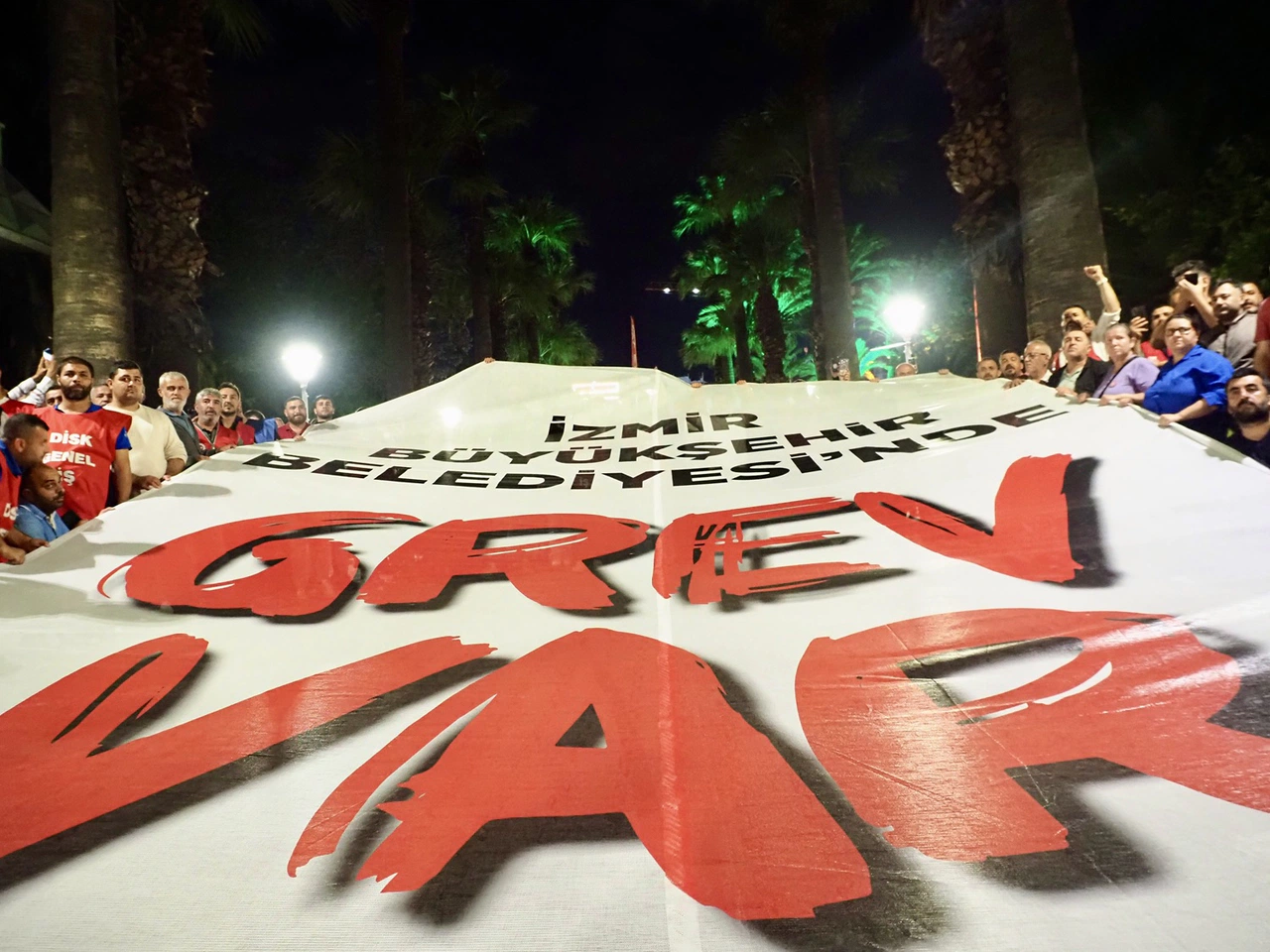 Grev İzmir’i vurdu: Ulaşım ve hizmetlerde aksamalar