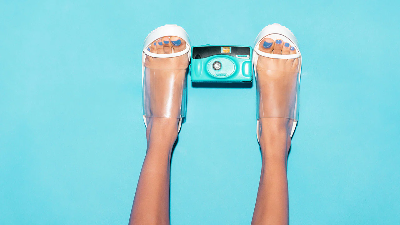 Şeffaf ayakkabı modası geri dönüyor, cesur ve şık adımlar