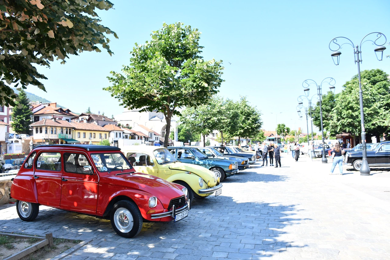Avrupa’dan gelen klasik otomobiller Prizren’de sergilendi