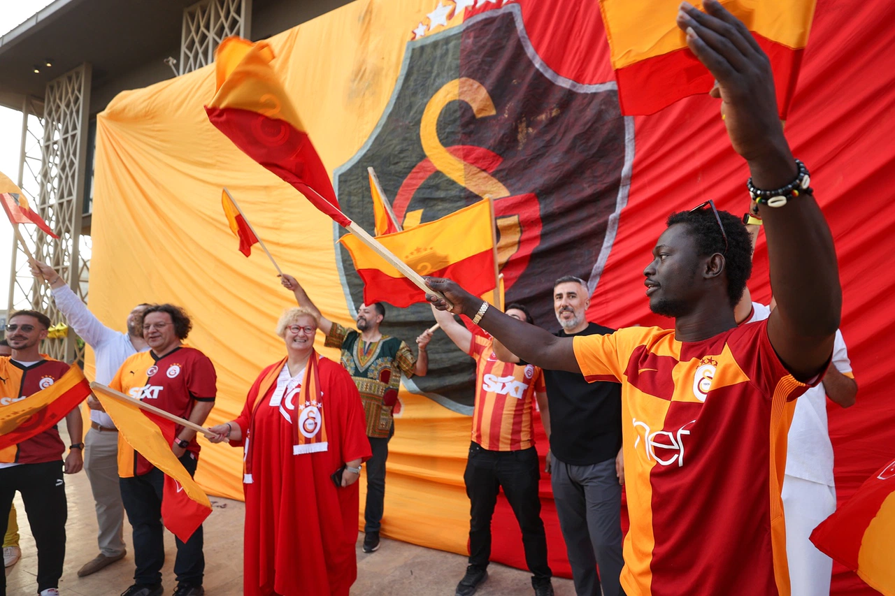 Galatasaray taraftarı Senegal’de 25. zaferi kutladı
