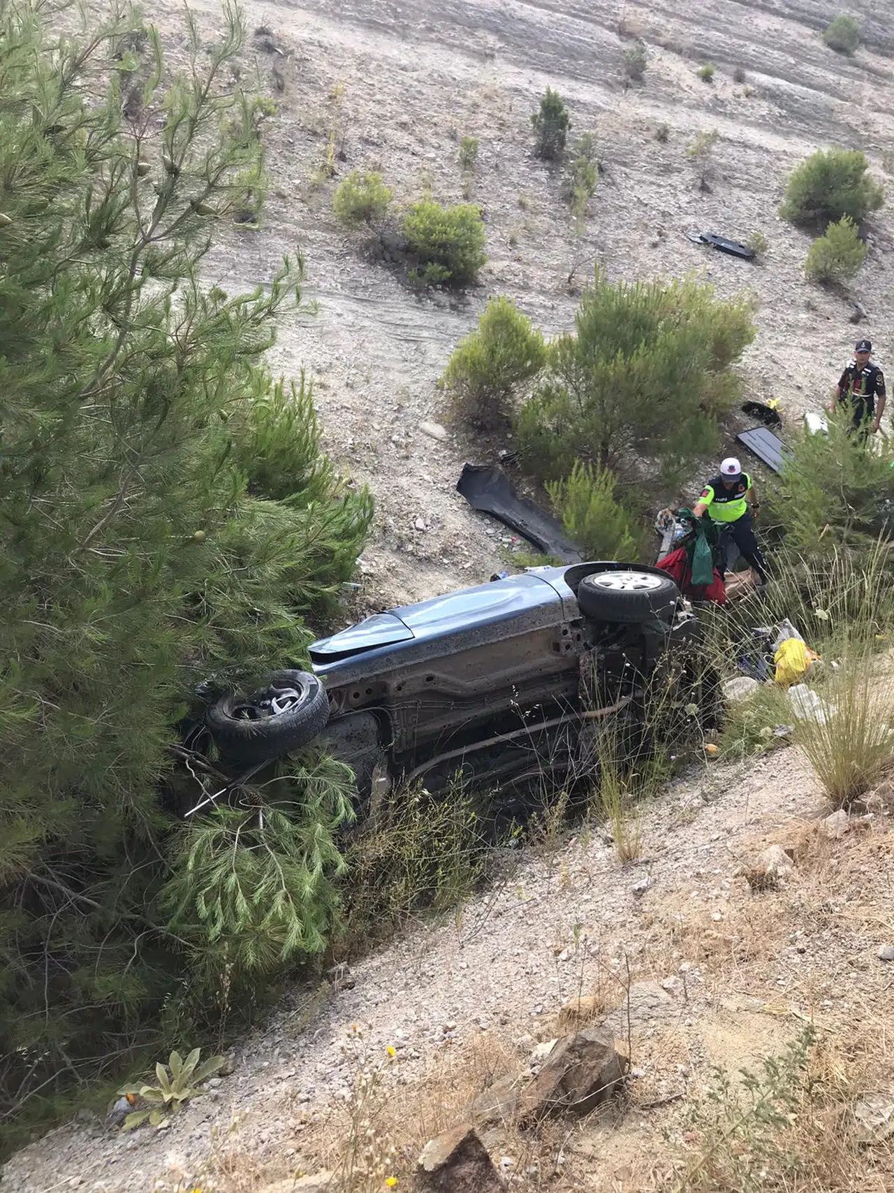 Balıkesir’de otomobil şarampole devrildi 5 kişi yaralandı