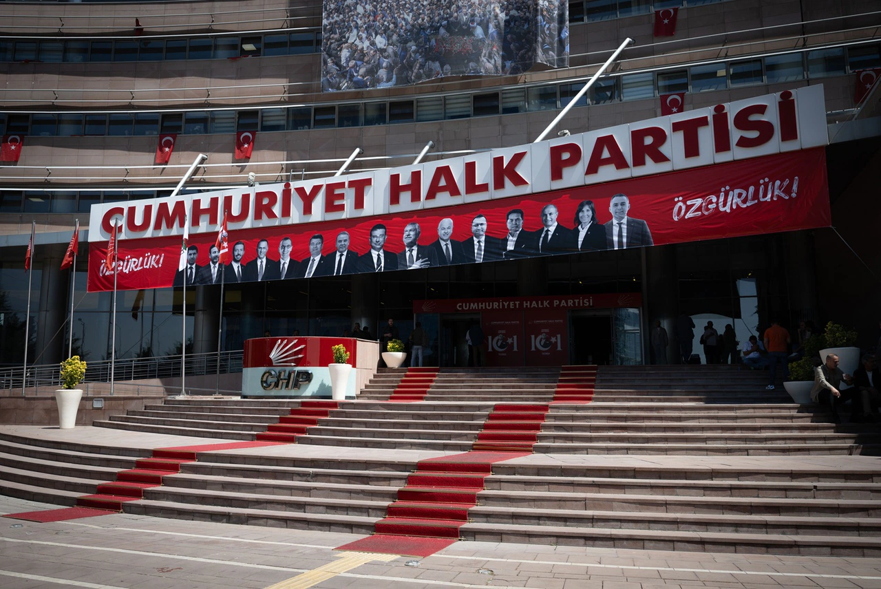 CHP Genel Merkezi’nde ‘özgürlük’ vurgusu ve işçi eylemi