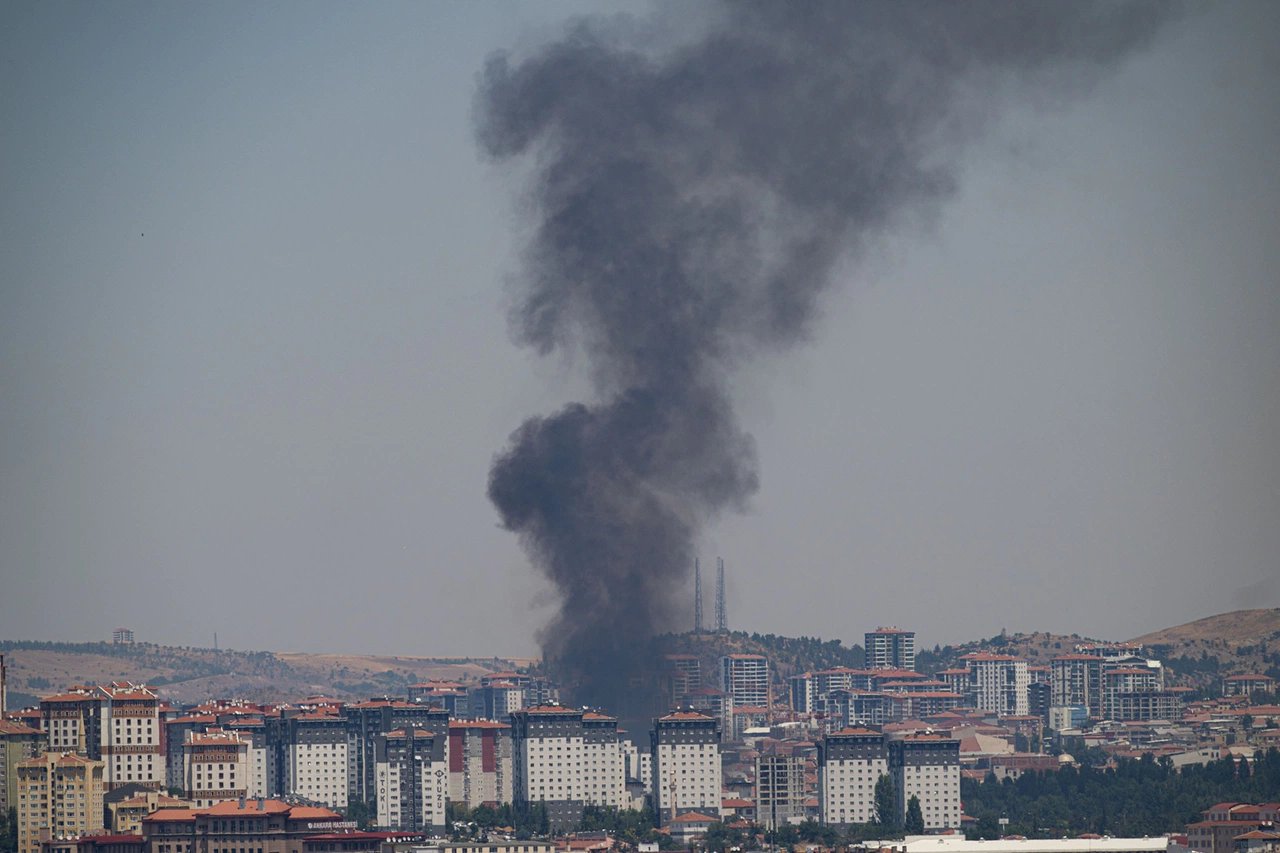Ankara'da boş arazide çıkan yangın fabrikaya sıçradı!