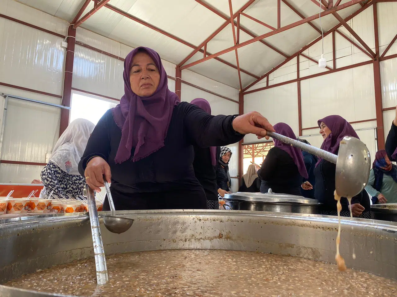 Elmalı’da gönüllülerin hazırladığı aşure dağıtıldı