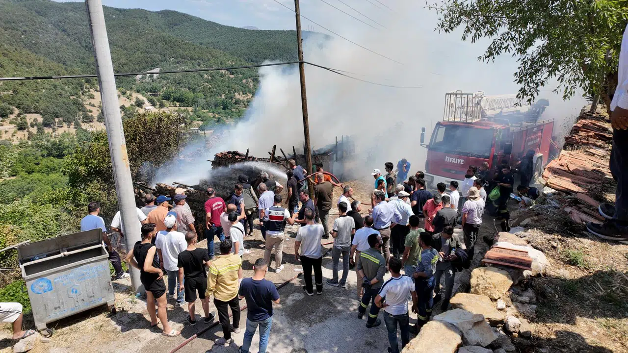 Antalya Akseki’de otluk yangını evlere sıçradı
