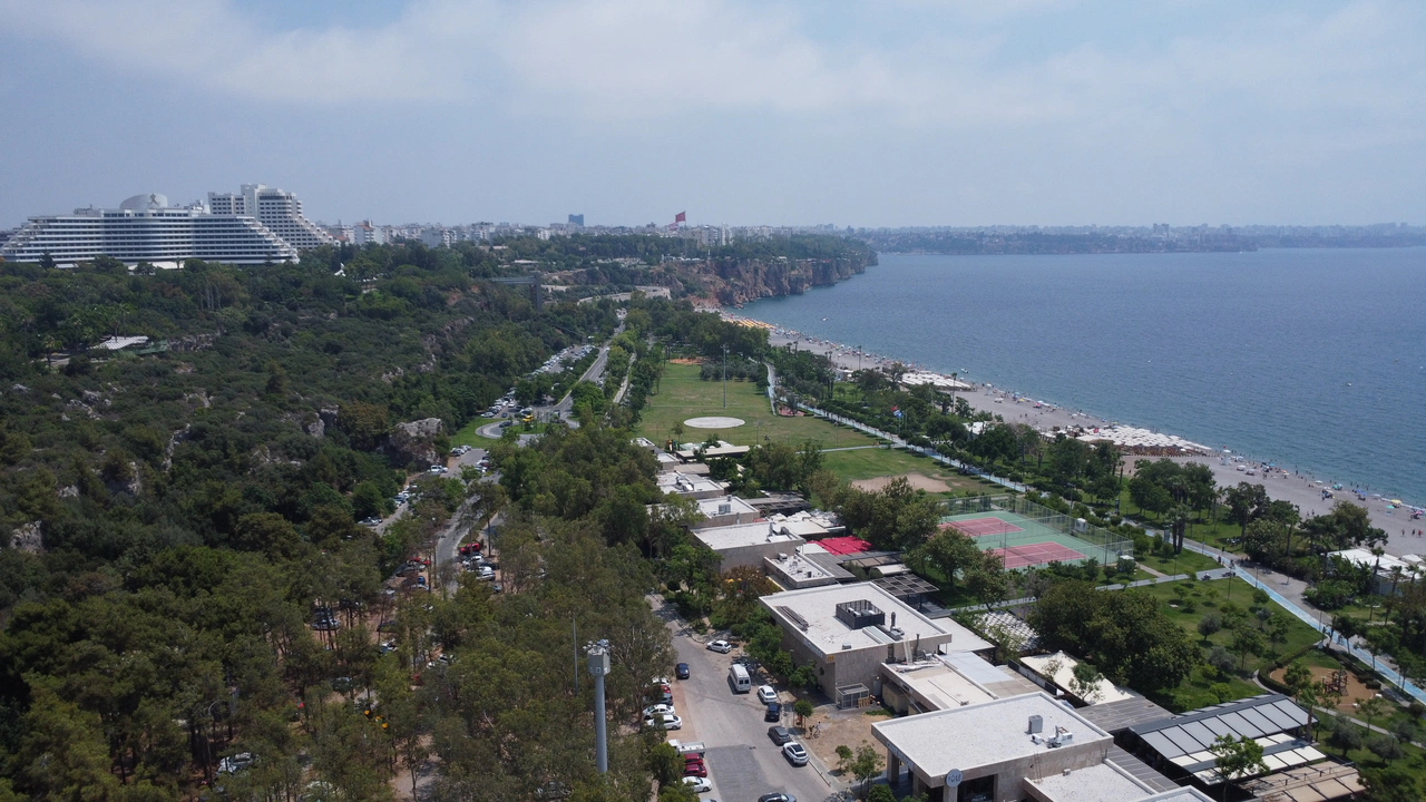 Antalya’da yüzde 81 nem bunaltıyor, sahiller doldu