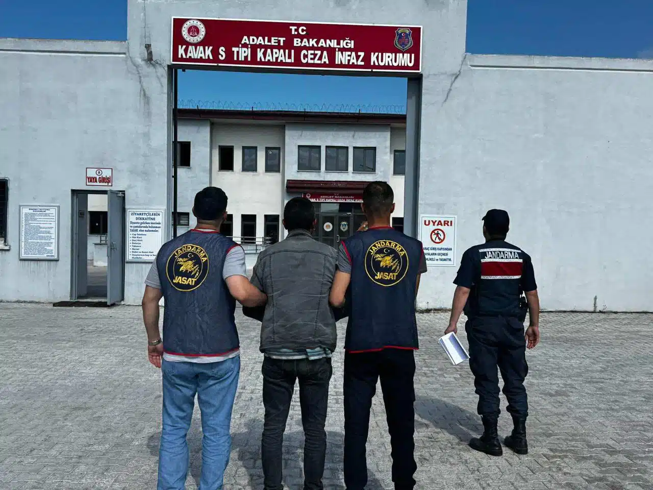 Samsun Kavak’ta 15 yıl hapis cezasıyla aranan kişi yakalandı