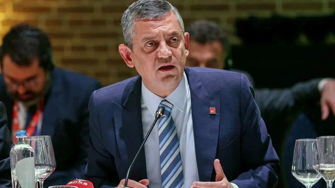 Özgür Özel PES Kongresi'nde Demokrasi ve Otokrasi Üzerine Konuştu