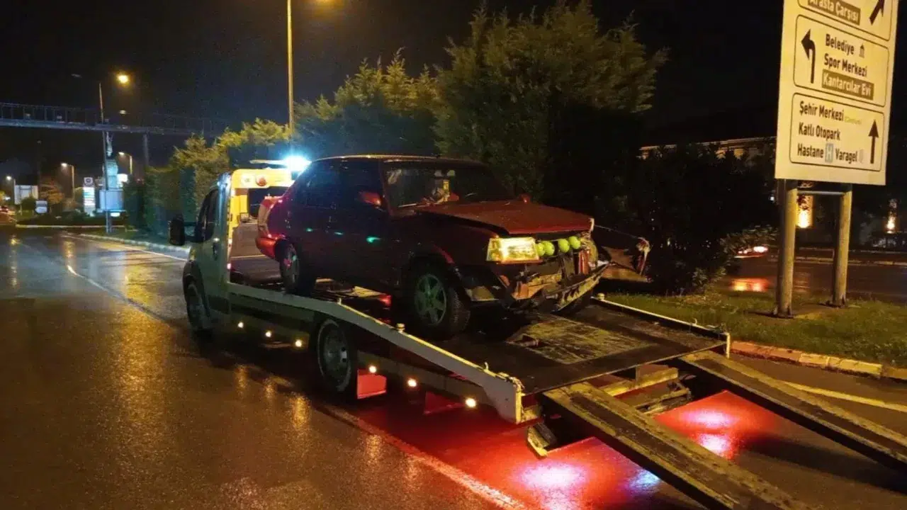 Zonguldak'ta Kontrolden Çıkan Otomobil Köprü Korkuluklarına Çarptı