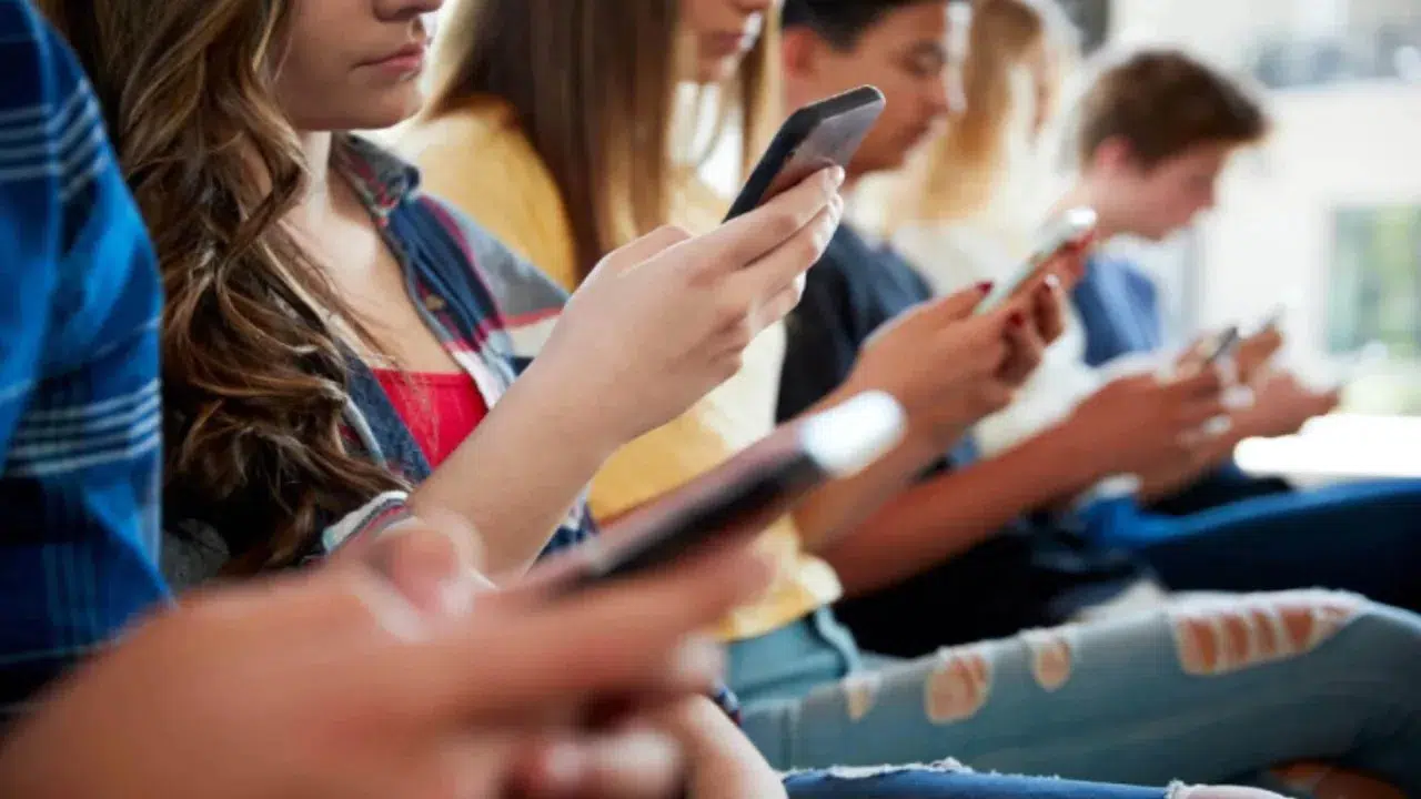 Çocukların Akıllı Telefon Kullanımında Küresel Eğilimler: Danimarka ve Japonya'nın Yaklaşımları