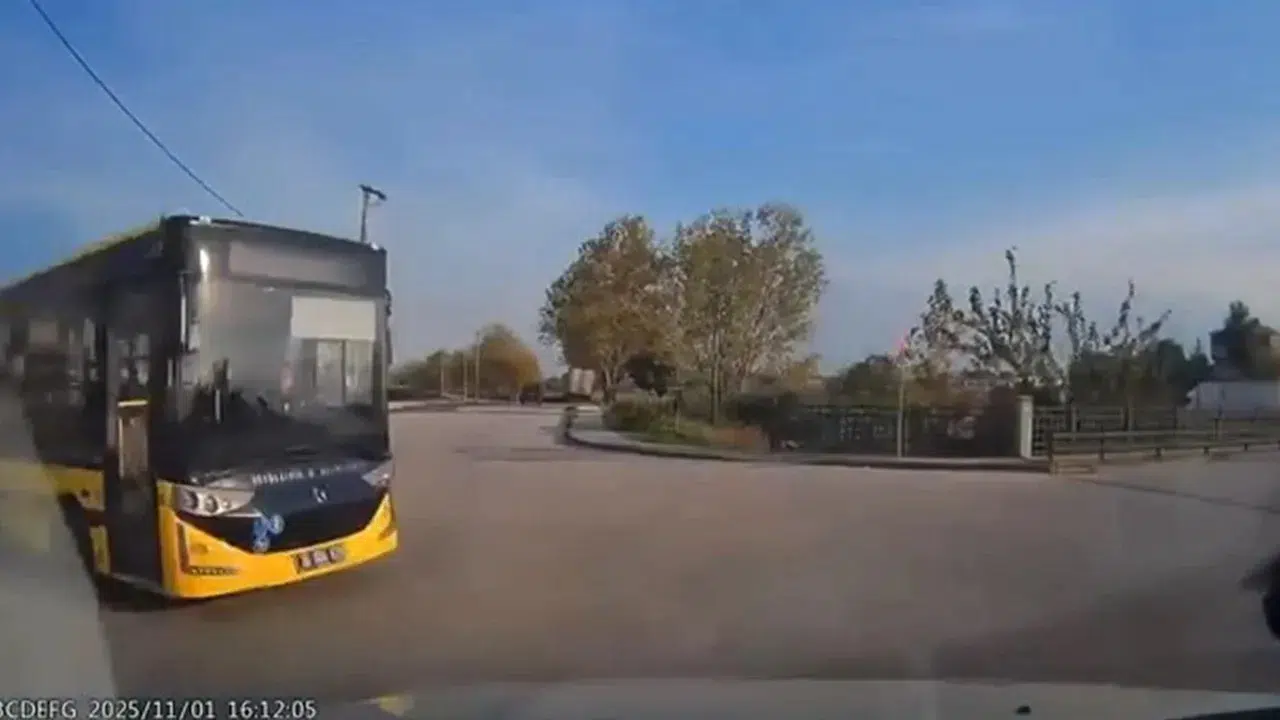 Bursa'da Aileyi Tehlikeye Sokan Kaza Anları Araç Kamerasında