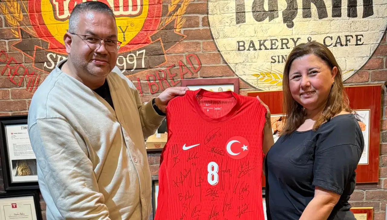 Arda Güler ve milli takımdan imzalı forma, Derya Taşkın’a Türk-Amerikan bağlarını güçlendirmek için sunuldu