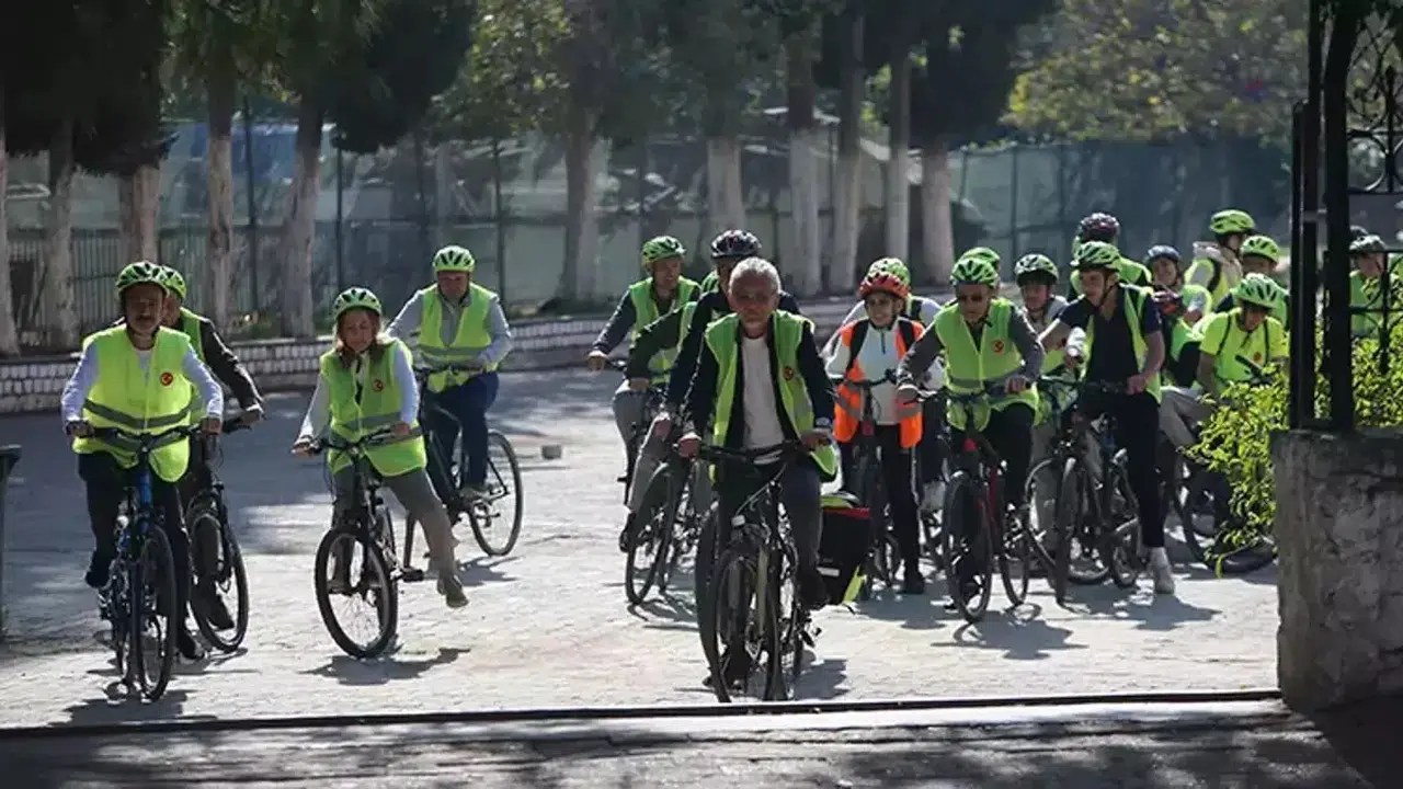 Aydın'da Öğrenciler ve Öğretmenler Bisikletle Okula Geliyor