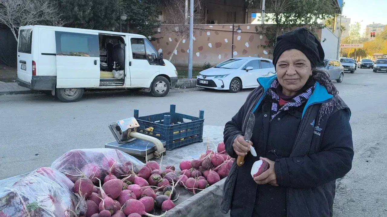Emekliler ve Asgari Ücretliler Geçim İçin Tezgah Açıyor