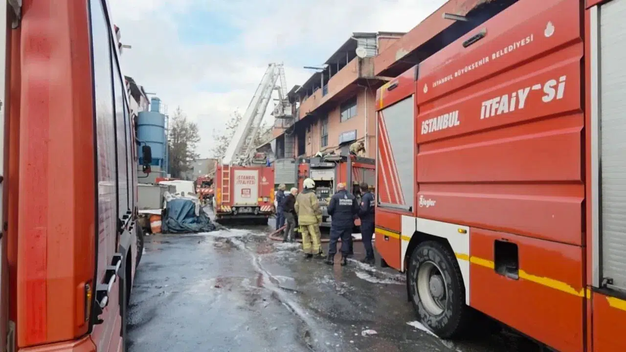 İstanbul'da Plastik İmalathanesinde Yangın Çıktı