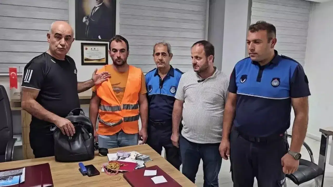 Ev Alma Hayaliyle Biriktirdiği Parayı Parkta Unutan Vatandaşa Temizlik Görevlisinden Duyarlı Davranış