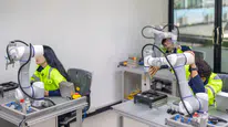 İnsansı robotlar iş hayatına hazırlanıyor: Robot okulları açıldı