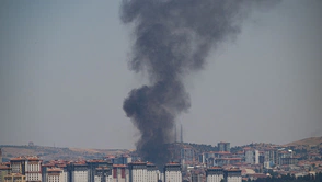 Ankara'da boş arazide çıkan yangın fabrikaya sıçradı!