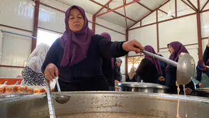 Elmalı’da gönüllülerin hazırladığı aşure dağıtıldı