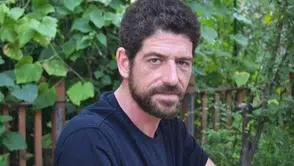 Ünlü Oyuncu Cemal Hünal'dan Sürpriz Performans: Demircilik Yeteneklerini Sergiledi