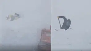 Çığ Düşmesi Sonrası İş Makineleri Kar Altında Kaldı, Ekipler Müdahale Ediyor