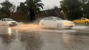 İzmir'de Şiddetli Sağanak Yağış Cadde ve Sokakları Göle Döndürdü