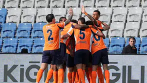 Başakşehir, Göztepe'yi Nefes Kesen Maçta 2-1 Yenerek Üst Sıralara Tırmandı