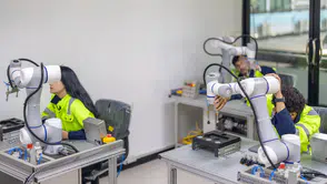 İnsansı robotlar iş hayatına hazırlanıyor: Robot okulları açıldı