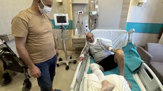 79 yaşındaki inşaat ustası, tıkanan banyo giderini açarken kimyasal maddeyle yanık yaşadı mı?