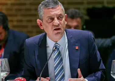 Özgür Özel PES Kongresi'nde Demokrasi ve Otokrasi Üzerine Konuştu