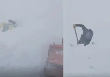 Çığ Düşmesi Sonrası İş Makineleri Kar Altında Kaldı, Ekipler Müdahale Ediyor