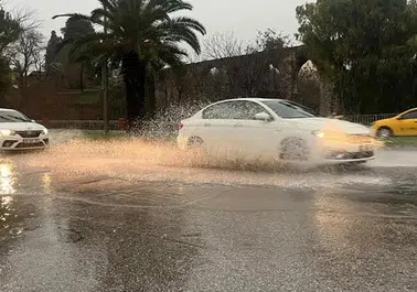 İzmir'de Şiddetli Sağanak Yağış Cadde ve Sokakları Göle Döndürdü