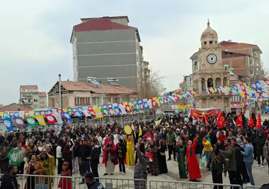 Bölge illerinde newroz kutlamaları: barış ve özgürlük için ateşler yakıldı