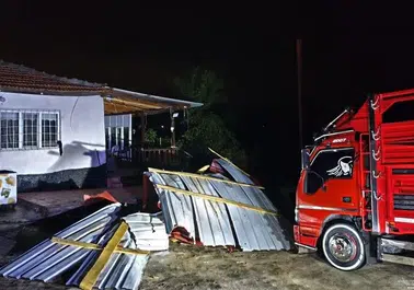 Kırıkkale’de fırtına: İki minare yıkıldı, araçlar zarar gördü